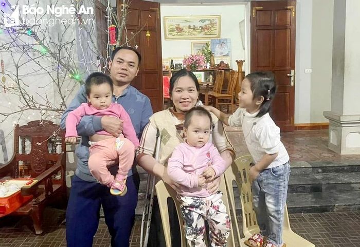 Niềm hạnh phúc của gia đình chị Phạm Thị Phượng. Ảnh: Công Khang