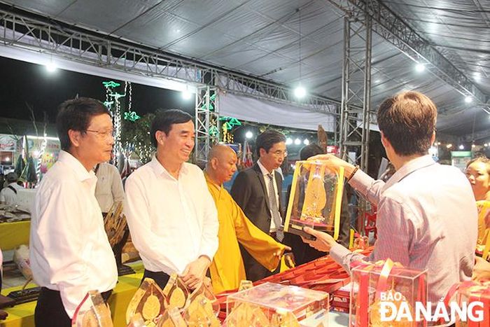 Lãnh đạo thành phố tham quan các gian hàng tại lễ hội.