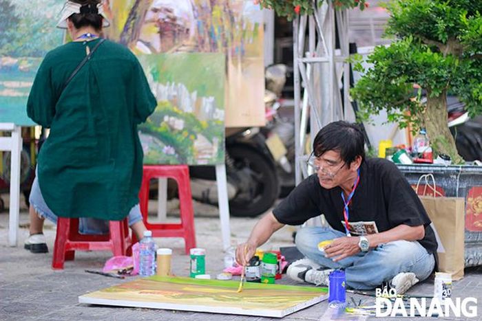 Trong khuôn khổ lễ hội có hơn 30 hoạt động văn hóa, thể thao, tôn giáo phục vụ người dân, du khách.