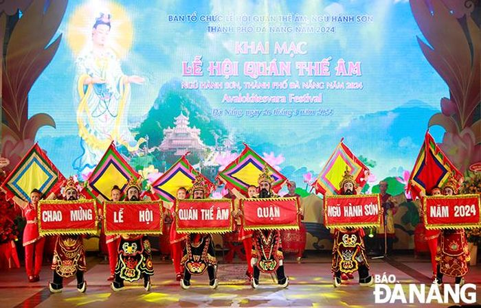 Các nghệ sĩ, diễn viên Nhà hát tuồng Nguyễn Hiển Dĩnh múa chào mừng lễ hội.