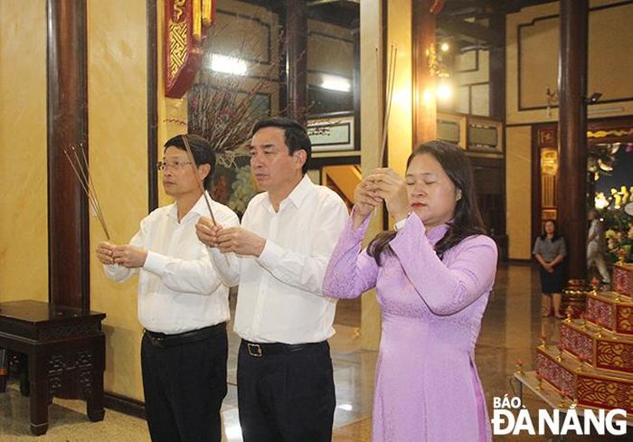 Chủ tịch UBND thành phố Lê Trung Chinh (giữa) và lãnh đạo thành phố, địa phương dâng hương tại chùa Quán Thế Âm.