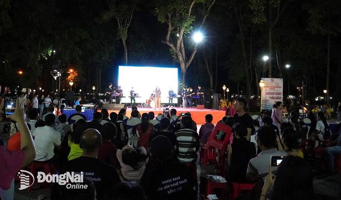 Người dân trên địa bàn thành phố Biên Hòa xem học sinh Trường trung cấp Văn hóa nghệ thuật Đồng Nai biểu diễn âm nhạc, nghệ thuật. Ảnh: L.Na