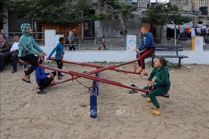 Trẻ em vui chơi tại Dải Gaza. Ảnh: THX/TTXVN