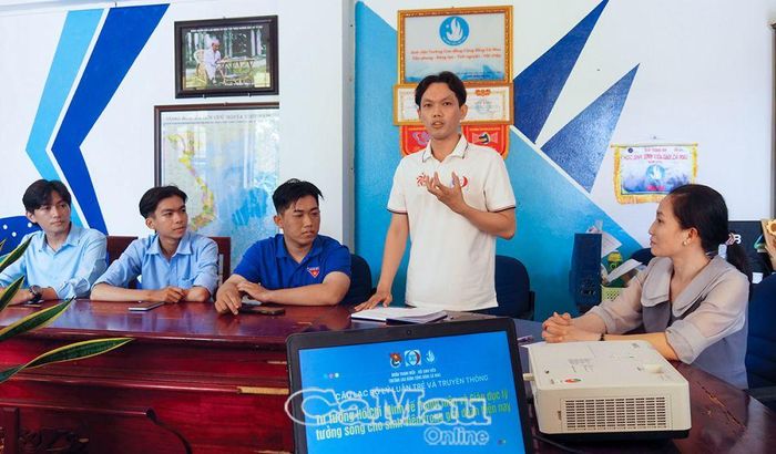 Bạn Trần Anh Kiệt, sinh viên năm 2 ngành Kế toán, Trường Cao đẳng Cộng đồng Cà Mau (đứng giữa), có thành tích học tập xuất sắc năm học 2022-2023; là thanh niên ưu tú, tích cực tham gia các phong trào do Ðoàn trường phát động. Kiệt là 1 trong 2 sinh viên ưu tú đang được trường chăm bồi phát triển Ðảng trong năm nay.