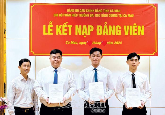 3 sinh viên xuất sắc của Phân hiệu Trường Ðại học Bình Dương tại Cà Mau được kết nạp Ðảng vào ngày 14/2/2024.