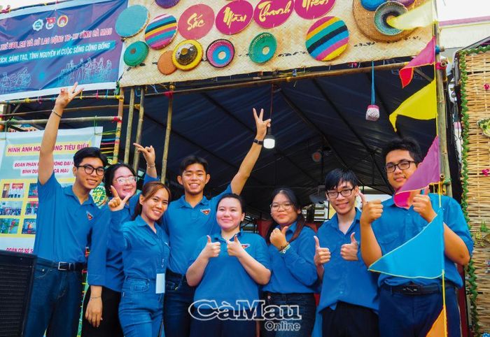 Bạn Trần Thuận Thiên (thứ tư, từ trái sang), sinh viên năm 3 ngành Ngôn ngữ Anh, Phân hiệu Trường Ðại học Bình Dương tại Cà Mau, đạt danh hiệu “Sinh viên 5 tốt” cấp Trung ương năm học 2022-2023; có dự án vào vòng chung kết Cuộc thi Dự án khởi nghiệp thanh niên nông thôn năm 2023 cấp Trung ương... Thuận Thiên vinh dự là 1 trong 3 sinh viên xuất sắc của trường được kết nạp Ðảng ngày 14/2/2024.
