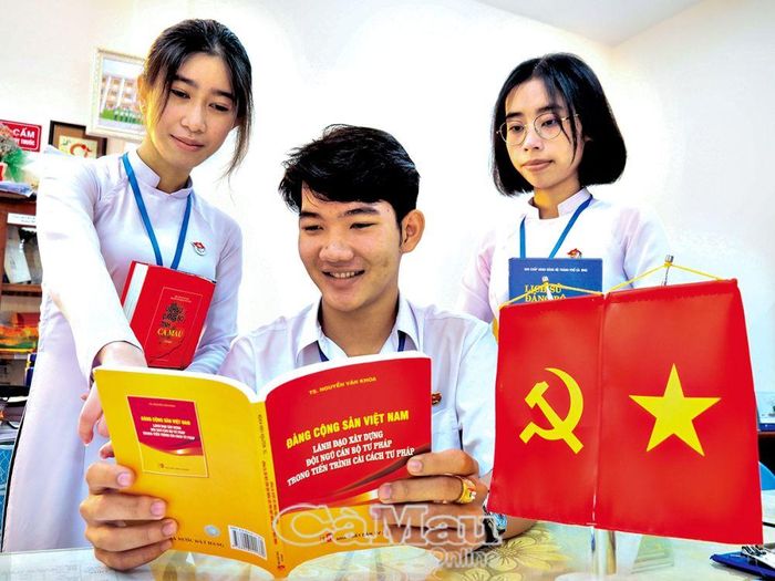 Bạn Dương Trường An (giữa), lớp 12T12, Trường THPT Cà Mau (TP Cà Mau), 3 năm liền là học sinh giỏi của trường. Bạn vinh dự là 1 trong 3 học sinh khối 12 đang được chăm bồi, phát triển Ðảng trong năm nay.
