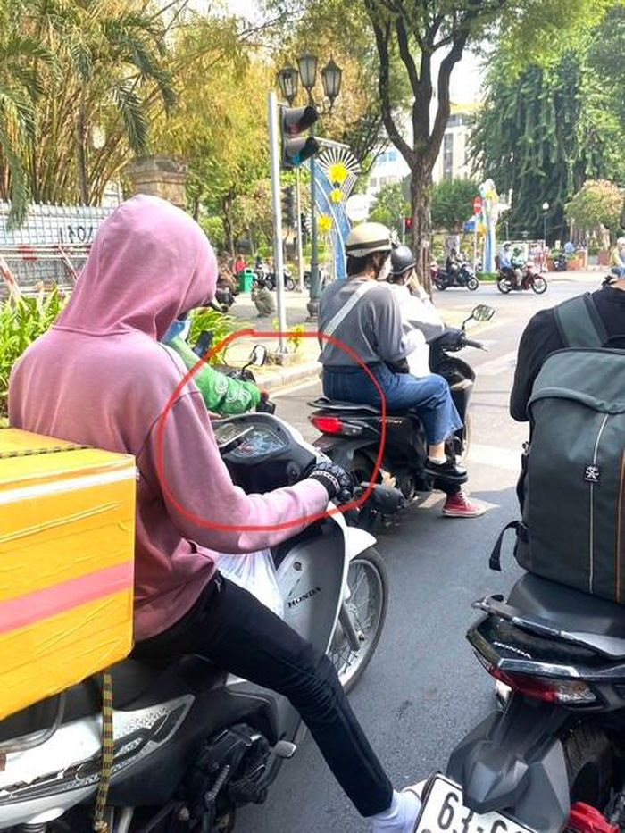 Bấm còi xe tùy tiện trên đường Lý Tự Trọng (Q1)