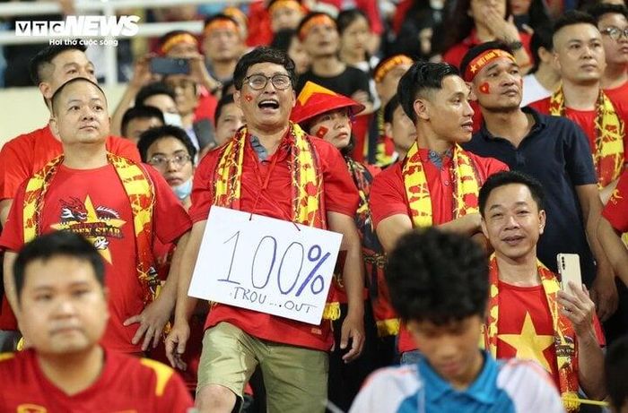 CĐV treo bảng phản đối HLV Troussier.