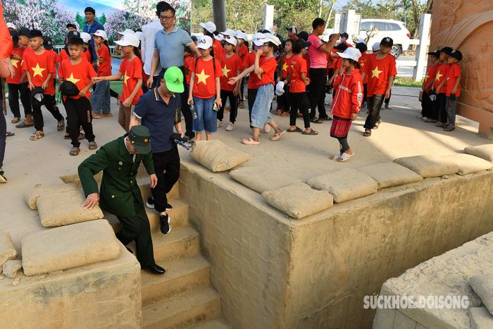 Trong số những di tích lịch sử ở Điện Biên, hầm Đờ Cát là một địa điểm nổi bật khắc họa rất rõ nét, chân thực về cuộc chiến tranh "chấn động địa cầu" một thời của quân và dân ta.