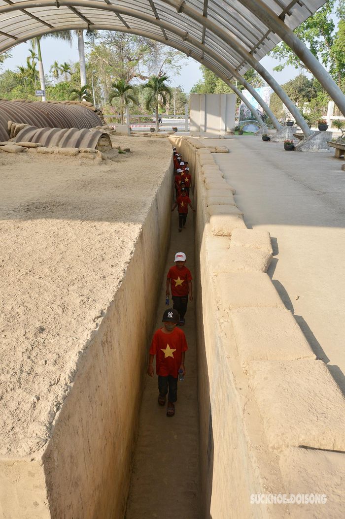 Hầm chỉ huy tướng Đờ Cát có chiều dài 20m, rộng 8m, với một lối đi dọc, 2 cửa ở hai đầu. Bên trong hầm được chia làm 4 gian, dùng làm nơi làm việc.