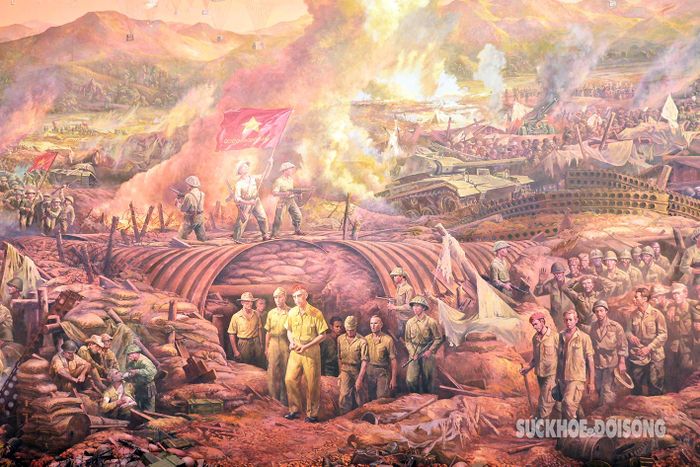 Trải qua bao thăng trầm của lịch sử nhưng quân và dân ta vẫn không quên được khoảnh khắc lá cờ quyết chiến quyết thắng của quân đội ta tung bay trên nóc hầm Đờ cát. Đến nay, hầm Đờ Cát và dấu ấn chiến thắng lẫy lừng của dân tộc ta đã được xếp hạng 23 di tích lịch sử quốc gia đặc biệt. (Trong ảnh: Một phần trong bức tranh panorama Chiến dịch Điện Biên Phủ tại Bảo tàng Chiến thắng lịch sử Điện Biên Phủ trên đường Võ Nguyên Giáp, phường Mường Thanh, thành phố Điện Biên Phủ, tỉnh Điện Biên)