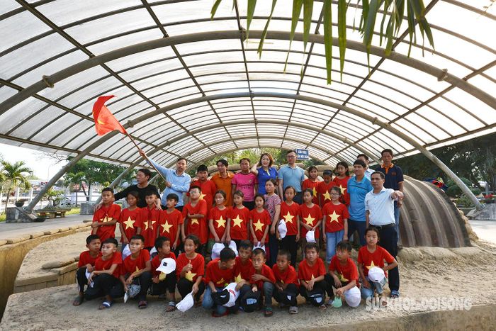 Các em học sinh đến tham quan và chụp ảnh lưu niệm tại cửa hầm Đờ Cát.