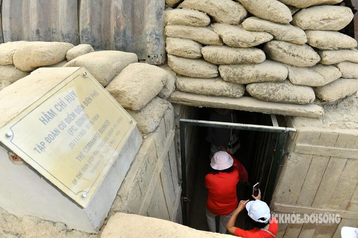 Hầm Đờ Cát hay còn gọi là hầm Đờ Cát Tơ Ri, tên đầy đủ là Sở chỉ huy tập đoàn cứ điểm Điện Biên Phủ hay còn gọi là Sở chỉ huy GoNo.