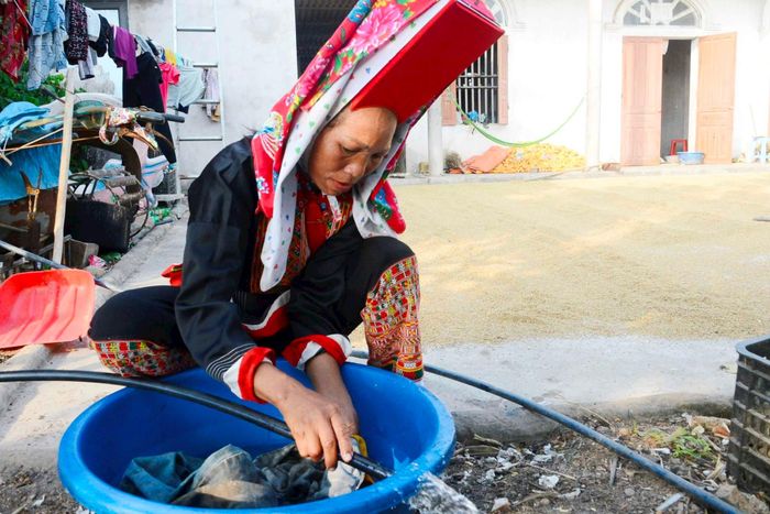Người dân xã Phong Dụ sử dụng nước sạch trong sinh hoạt hàng ngày. Ảnh: Đông Bắc.