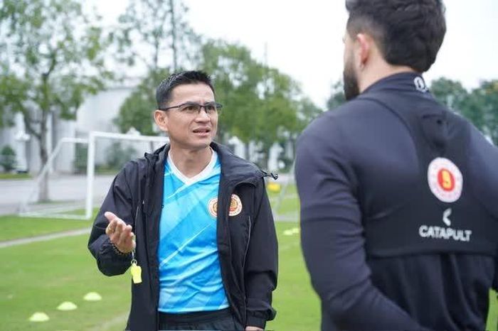 Kiatisuk Senamuang: Đẳng cấp của HLV Kiatisuk là không cần phải bàn cãi. Ông đã cùng ĐT Thái Lan vô địch AFF Cup 2014 và 2016. Hiện tại, HLV Kiatisuk đang dẫn dắt CLB CAHN. HLV sinh năm 1973 đã tạo dựng "thế hệ vàng" cho bóng đá Thái Lan. "Zico Thái" được biết tới với triết lý tấn công, kiểm soát bóng.