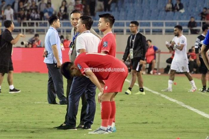 Quang Hải đứng lặng lẽ bên đường biên (Ảnh: Hiệp Hoàng)