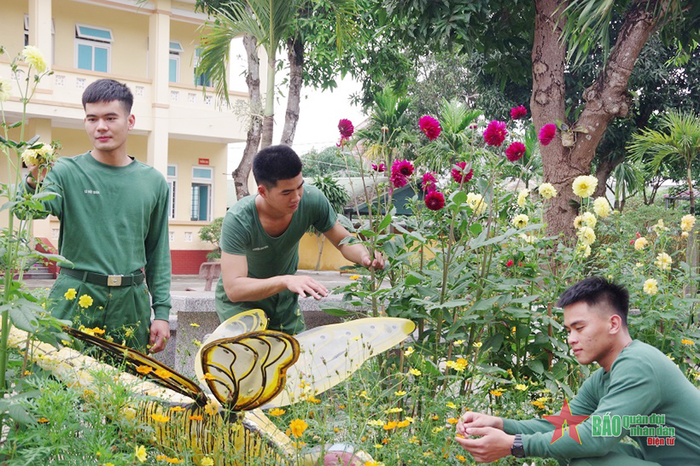 Cán bộ, đoàn viên thi đua làm đẹp cảnh quan môi trường.