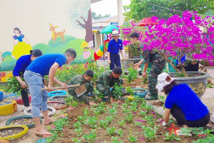 Cán bộ, chiến sĩ Trung đoàn 19, Sư đoàn 968 phối hợp với đơn vị kết nghĩa xây dựng công trình Thanh niên.