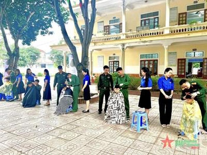 Cán bộ, đoàn viên Lữ đoàn Phòng không 283 cắt tóc miễn phí cho học sinh Trường Tiểu học Nghi Ân, thành phố Vinh, Nghệ An.
