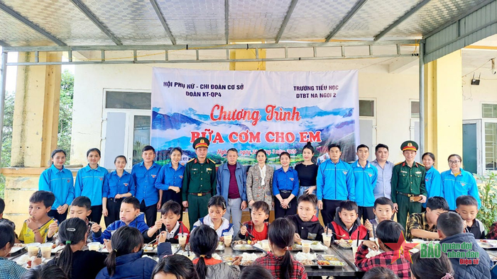 Cán bộ, đoàn viên Đoàn Kinh tế - Quốc phòng 4 tổ chức Chương trình “Bữa cơm cho em” hỗ trợ học sinh Trường Phổ thông bán trú Na Ngoi 1, huyện Kỳ Sơn, Nghệ An.