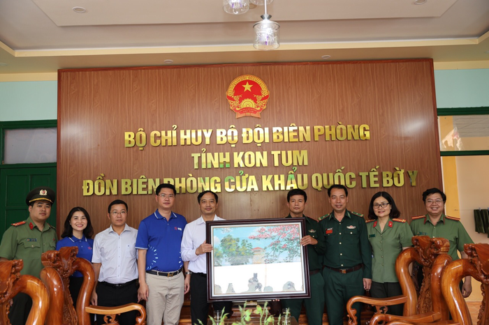 Đoàn thăm tặng quà cán bộ chiến sĩ Đồn biên phòng Cửa khẩu Quốc tế Bờ Y. 