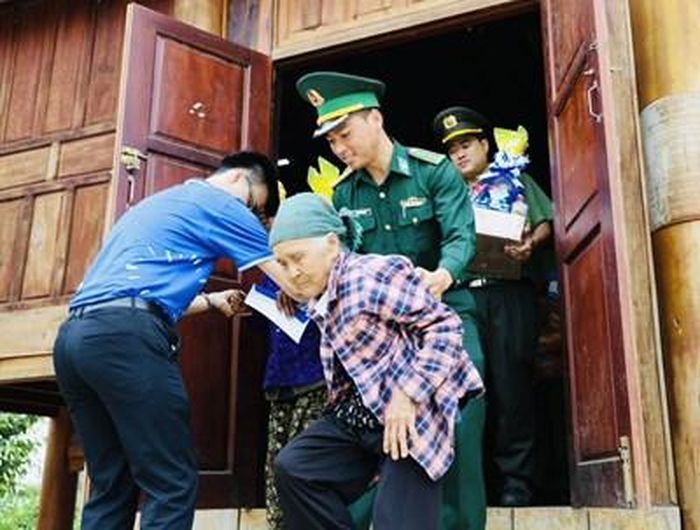  Những phần quà tuy nhỏ nhưng chất chứa tình cảm của đoàn công tác đối với quân và dân khu vực biên giới xã Pờ Y, huyện Ngọc Hồi, Kon Tum.
