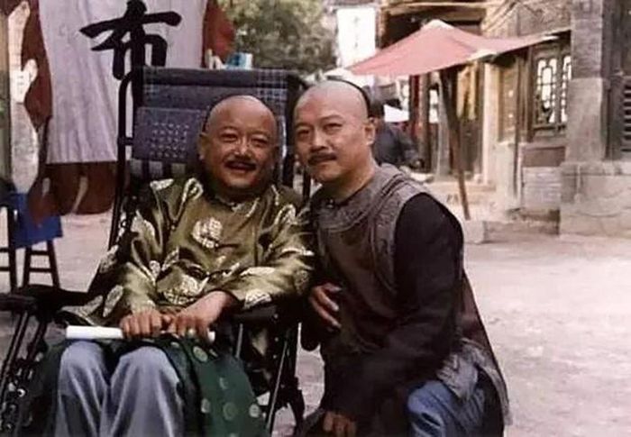 "Chống lưng" của Hòa Thân chính là em trai ruột – Hòa Lâm. (Ảnh: Sohu)
