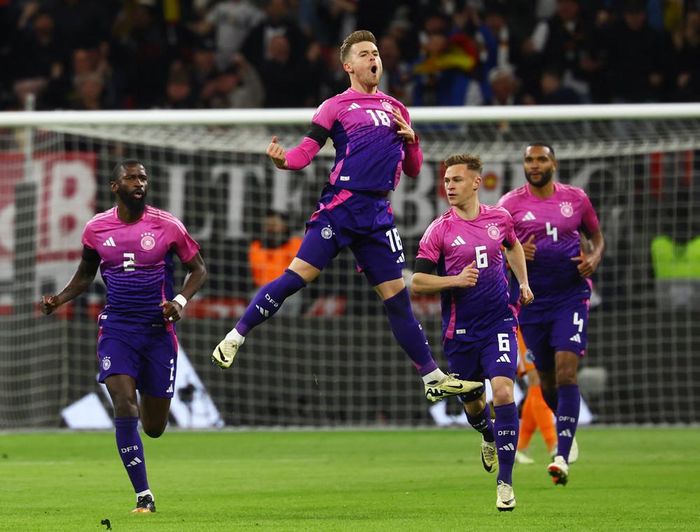 Chủ nhà nhanh chóng tìm được bàn gỡ 1-1 nhờ công Mittelstadt