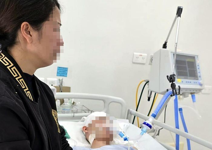 Người mẹ chết lặng bên con trai tại bệnh viện. Ảnh: Nguyễn Anh Thơm.