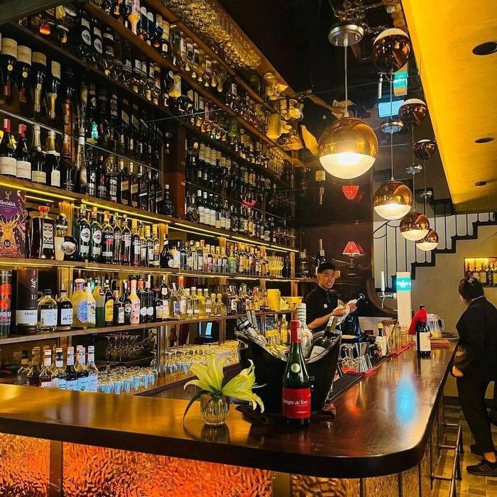 Ăn tại nhà hàng Tây Ban Nha Olé hoặc thưởng thức trà tại quán NAGOCHA trên đường Quảng An là những trải nghiệm mà tạp chí giới thiệu. Ảnh: @h19891023, @nagochateahouse.
