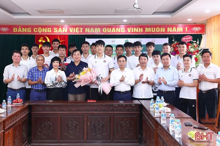  Phó Bí thư Thường trực Tỉnh ủy Trần Thế Dũng gặp mặt, động viên CLB Bóng chuyền nam Hà Tĩnh... 
