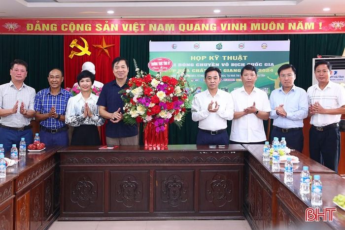  Phó Bí thư Thường trực Tỉnh ủy Trần Thế Dũng tặng hoa chúc mừng Ngày Thể thao Việt Nam. 