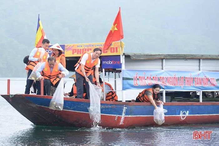  Trước đó, UBND huyện Can Lộc đã tổ chức thả cá tái tạo nguồn lợi thủy sản tại hồ Nhà Đường thuộc khuôn viên Khu du lịch chùa Hương Tích. Tại buổi lễ, đã có hơn 9,5 tạ cá, bao gồm các loại: chép, mè, trôi, trắm được thả. Đây là hoạt động thường niên, nhằm phục hồi và tái tạo nguồn lợi thủy sản trên các hồ đập lớn. 