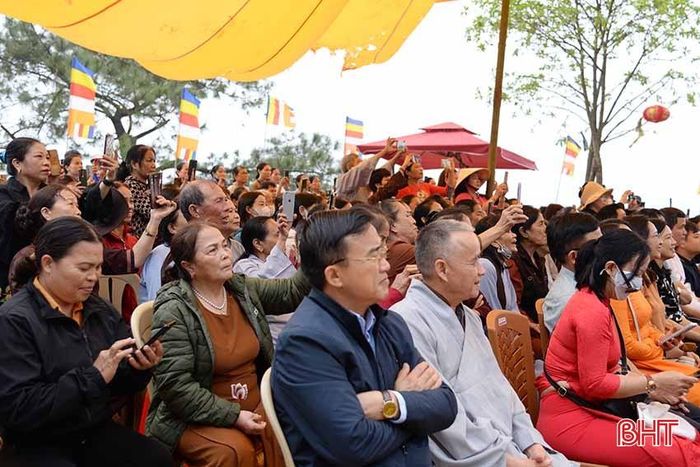  Lễ mừng khánh đản Quán thế âm Bồ tát và chính lễ chùa Hương Tích đã thu hút hàng nghìn người dân trong và ngoài tỉnh cùng du khách thập phương tham dự. Được biết, từ đầu năm đến nay, chùa Hương Tích đã đón hơn 70.000 lượt khách tham quan. 