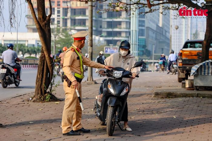 Đội CSGT giao thông số 7 kịp thời tăng cường lực lượng chốt chặn.