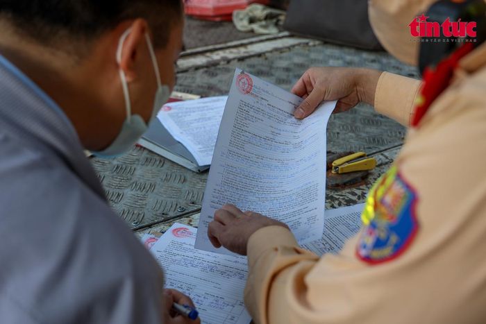 Người vi phạm ngỡ ngàng khi biết mức xử phạt vì đi xe máy ngược chiều lên đến 1,5 triệu đồng.