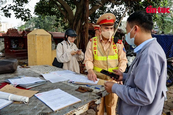 Bên cạnh việc xử phạt nghiêm, lực lượng CSGT chú trọng công tác tuyên truyền luật giao thông.
