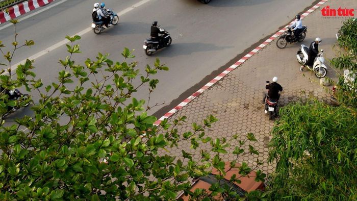 Khi thấy bóng dáng CSGT, người dân quay đầu xe bỏ chạy.