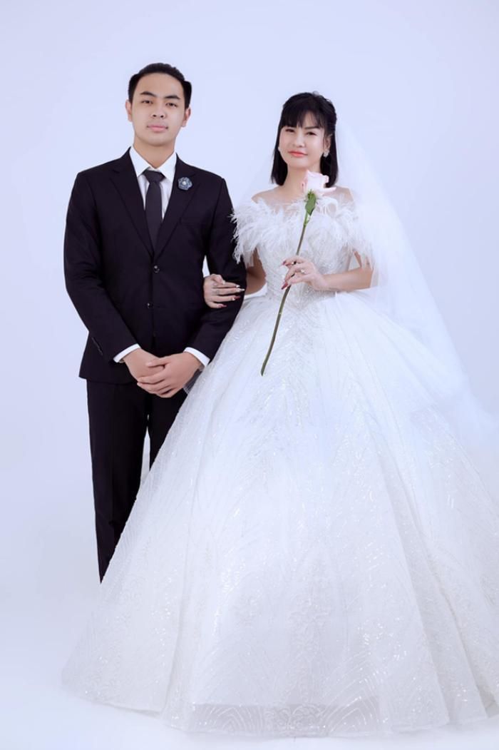 Cát Phượng và con trai của cô - bé Bom.
