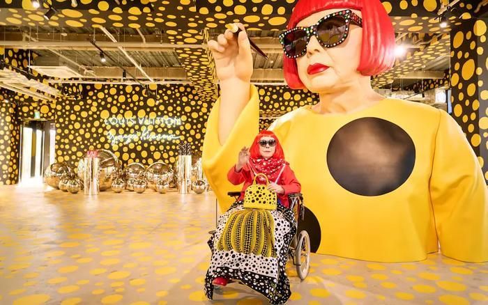 Bà Yayoi Kusama bên cạnh bức tượng chân dung mình trong triển lãm hợp tác cùng Louis Vuitton