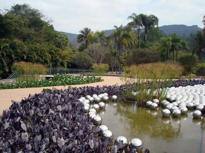 Tác phẩm nghệ thuật sắp đặt “Khu vườn của Narcissus” năm 2009 của nghệ sĩ Yayoi Kusama tại Brazil