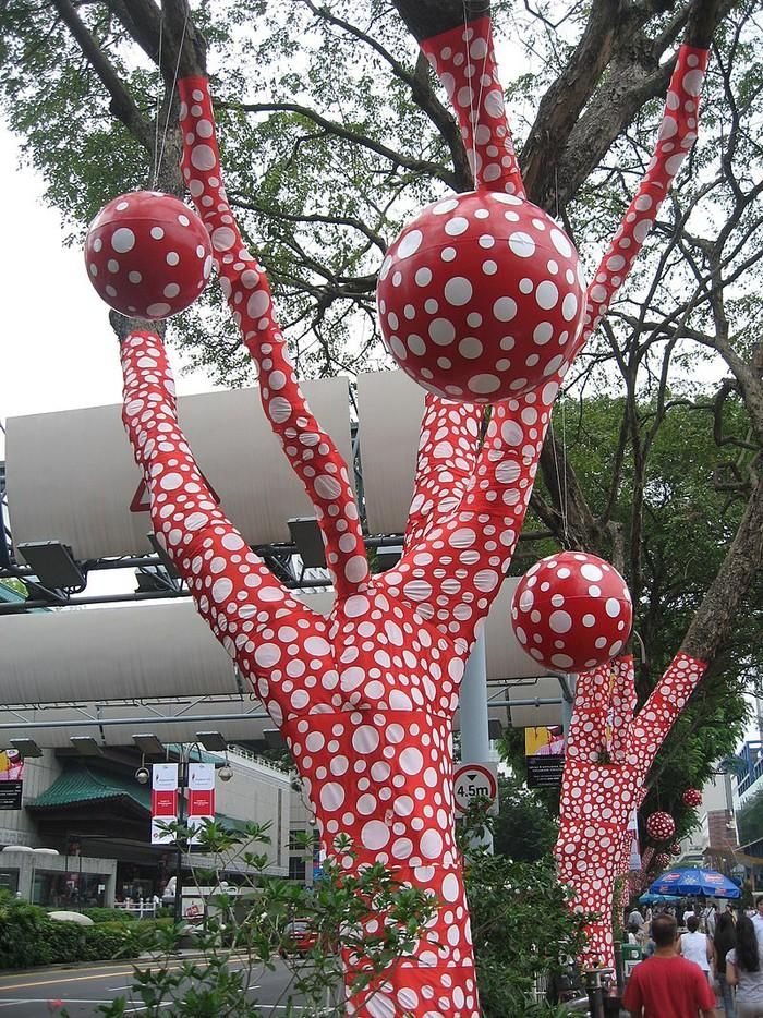 Tác phẩm “Sự thăng thiên của những chấm bi trên cây” tại Singapore năm 2006