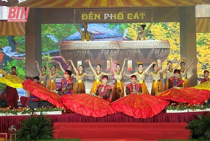 Chương trình nghệ thuật tại lễ hội.