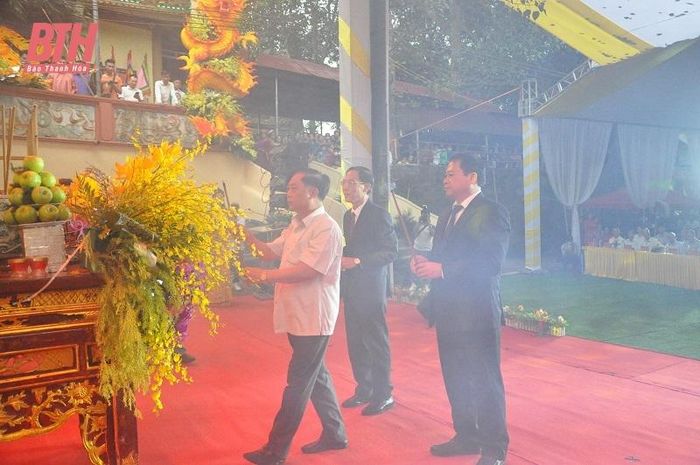 Các đồng chí Phạm Văn Thủy, Phó Cục trưởng cục Du lịch Quốc gia Việt Nam (Bộ Văn hóa, Thể thao và Du lịch); Nguyễn Văn Hùng, Ủy viên Ban Thường vụ, Trưởng Ban Tổ chức Tỉnh ủy; Đầu Thanh Tùng, Tỉnh ủy viên, Phó Chủ tịch UBND tỉnh thực hiện nghi thức dâng hương.