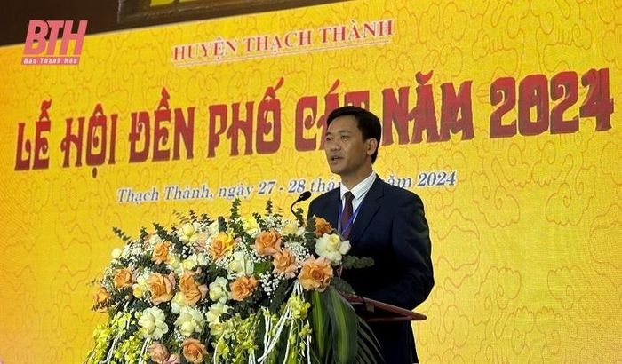Chủ tịch UBND huyện Thạch Thành Đinh Văn Hưng đọc diễn văn khai mạc lễ hội.