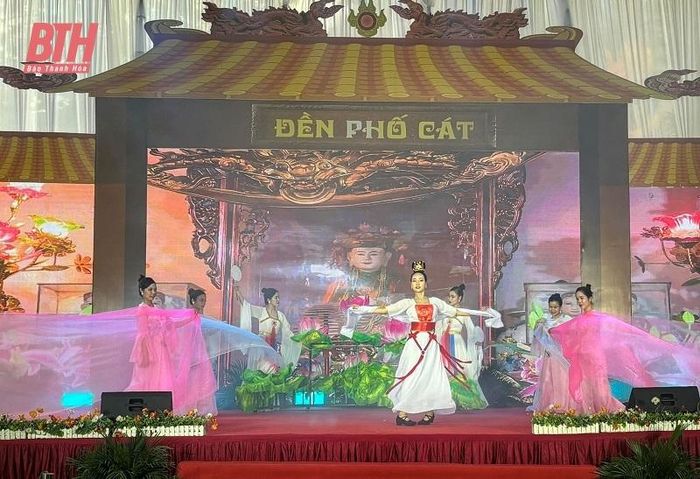 Chương trình nghệ thuật tại lễ hội.