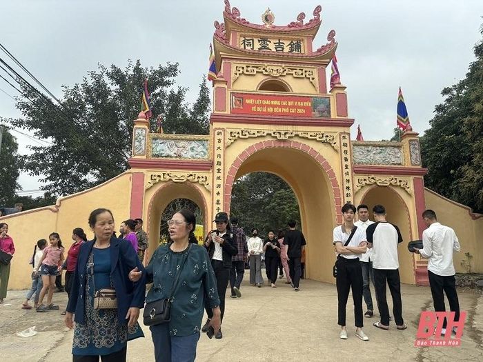 Cổng vào đền Phố Cát.
