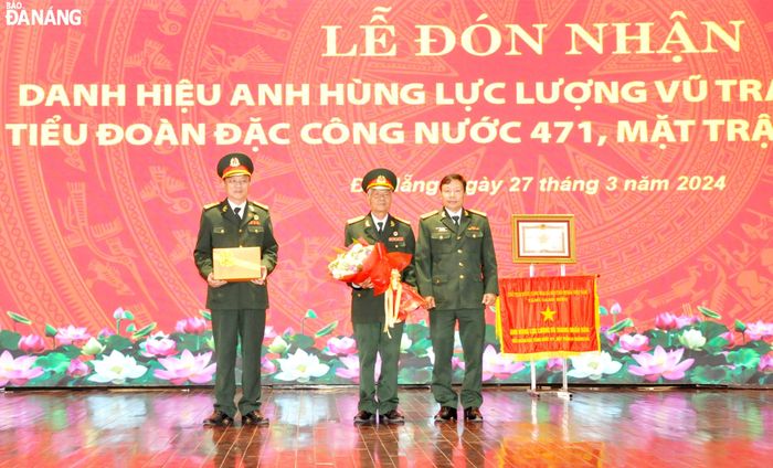 Đại tá Đoàn Duy Tân, Chính ủy Bộ Chỉ huy Quân sự thành phố (bên phải) tặng quà cho các cựu Chiến binh Tiểu đoàn Đặc công nước 471. Ảnh: LÊ HÙNG