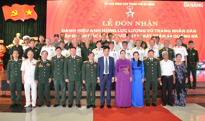 Lãnh đạo thành phố và các đại biểu chụp ảnh lưu niệm với cựu chiến binh Tiểu đoàn Đặc công nước 471. Ảnh: LÊ HÙNG